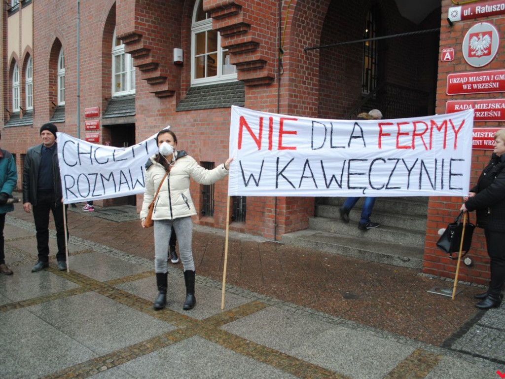 W ruch poszły transparenty i maski. Protest mieszkańców w ratuszu i na ulicach Wrześni