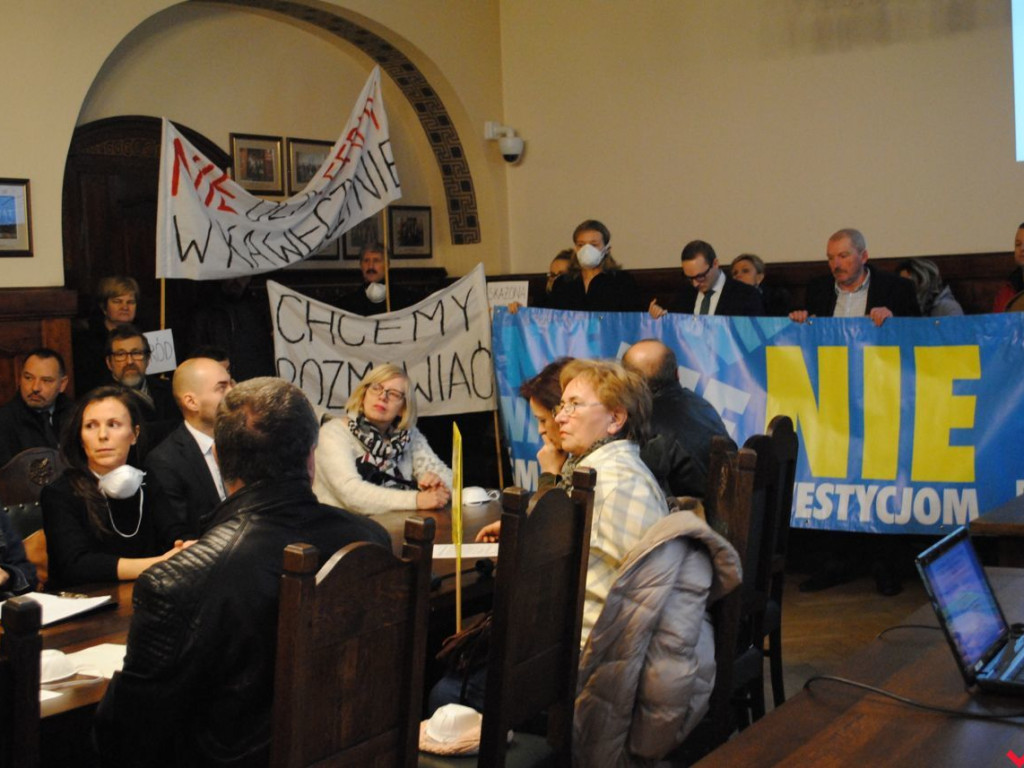 W ruch poszły transparenty i maski. Protest mieszkańców w ratuszu i na ulicach Wrześni