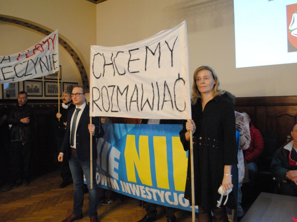 W ruch poszły transparenty i maski. Protest mieszkańców w ratuszu i na ulicach Wrześni
