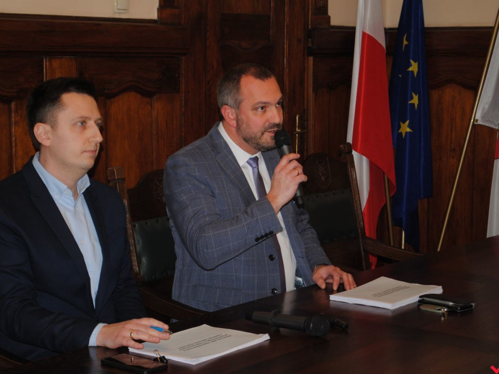 W ruch poszły transparenty i maski. Protest mieszkańców w ratuszu i na ulicach Wrześni