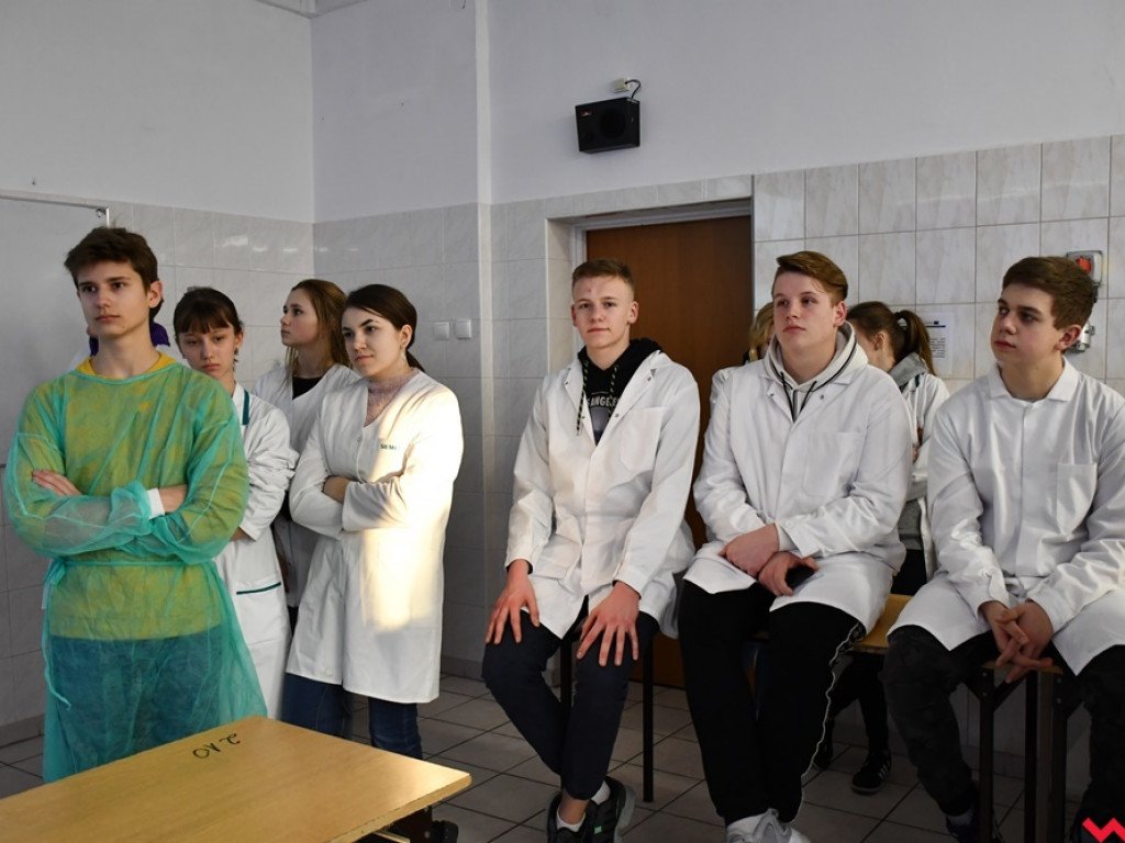 Nietypowe zajęcia w technikum weterynaryjnym. Ujrzeć wnętrze pytona