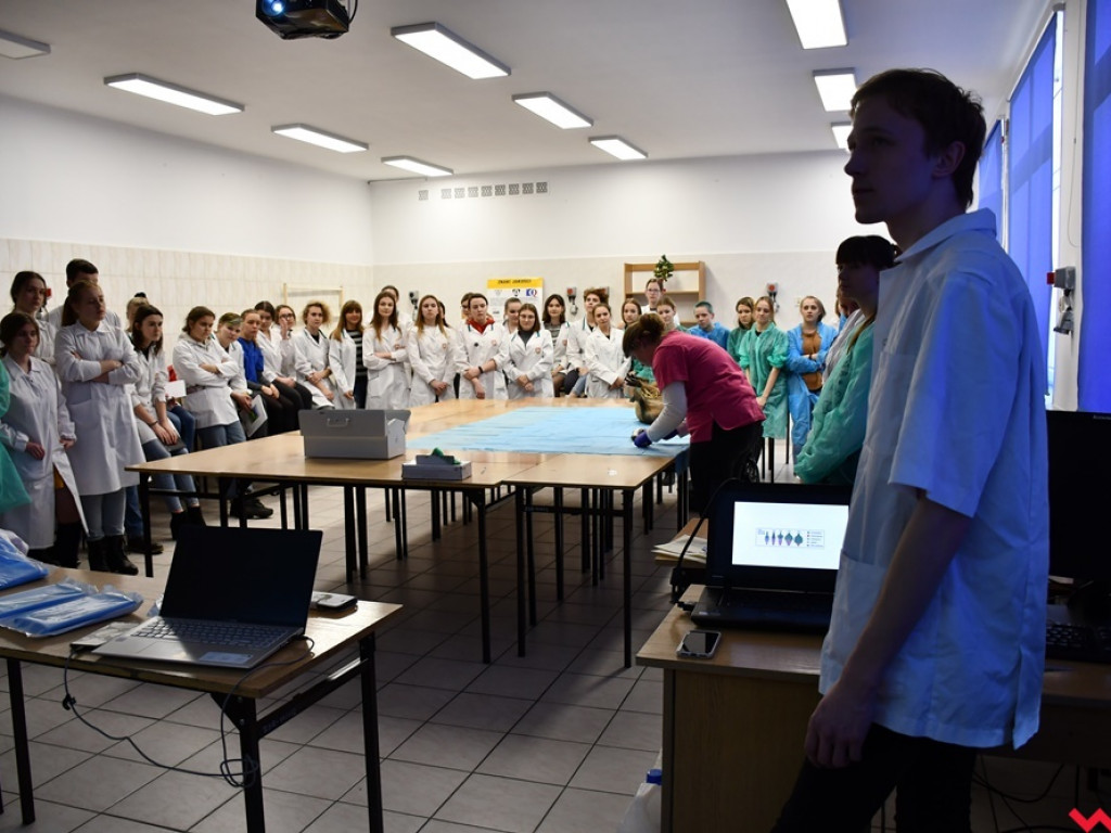 Nietypowe zajęcia w technikum weterynaryjnym. Ujrzeć wnętrze pytona
