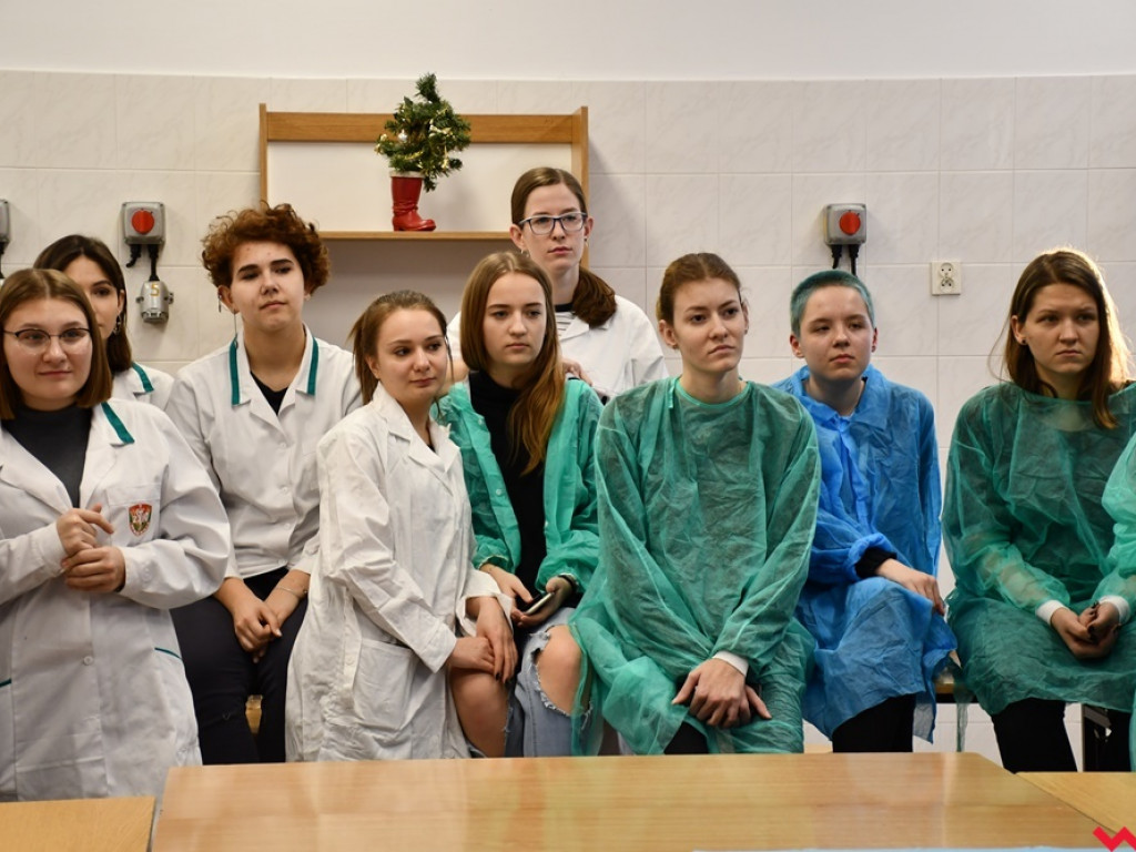 Nietypowe zajęcia w technikum weterynaryjnym. Ujrzeć wnętrze pytona