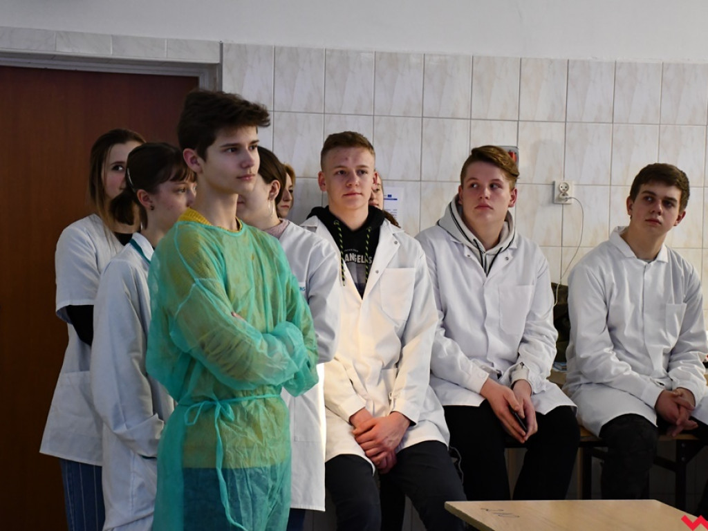 Nietypowe zajęcia w technikum weterynaryjnym. Ujrzeć wnętrze pytona