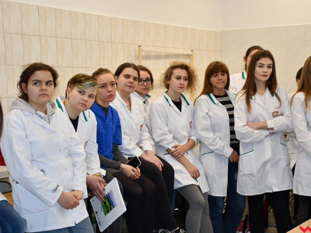 Nietypowe zajęcia w technikum weterynaryjnym. Ujrzeć wnętrze pytona