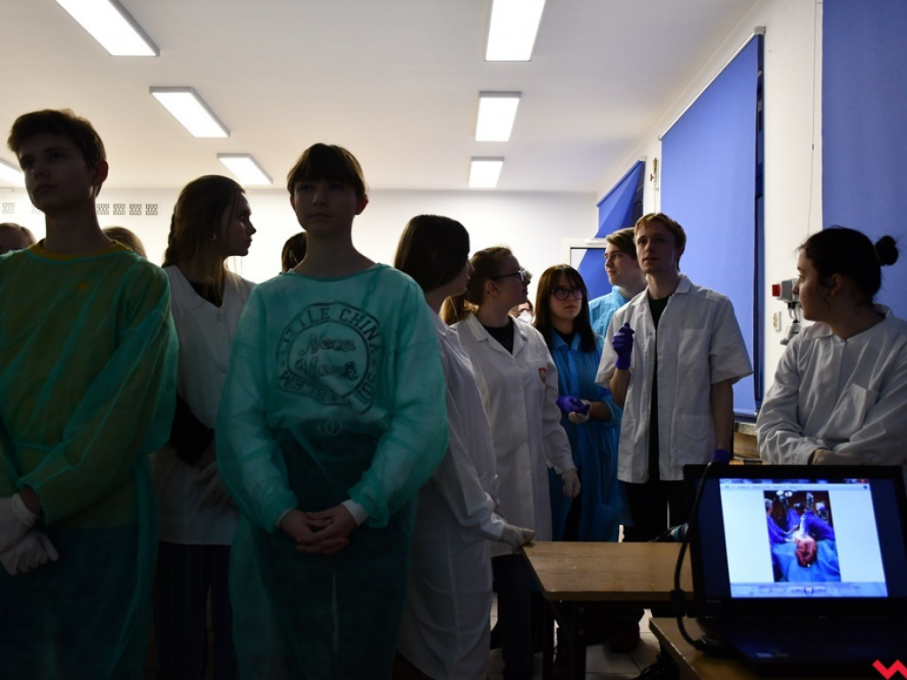 Nietypowe zajęcia w technikum weterynaryjnym. Ujrzeć wnętrze pytona