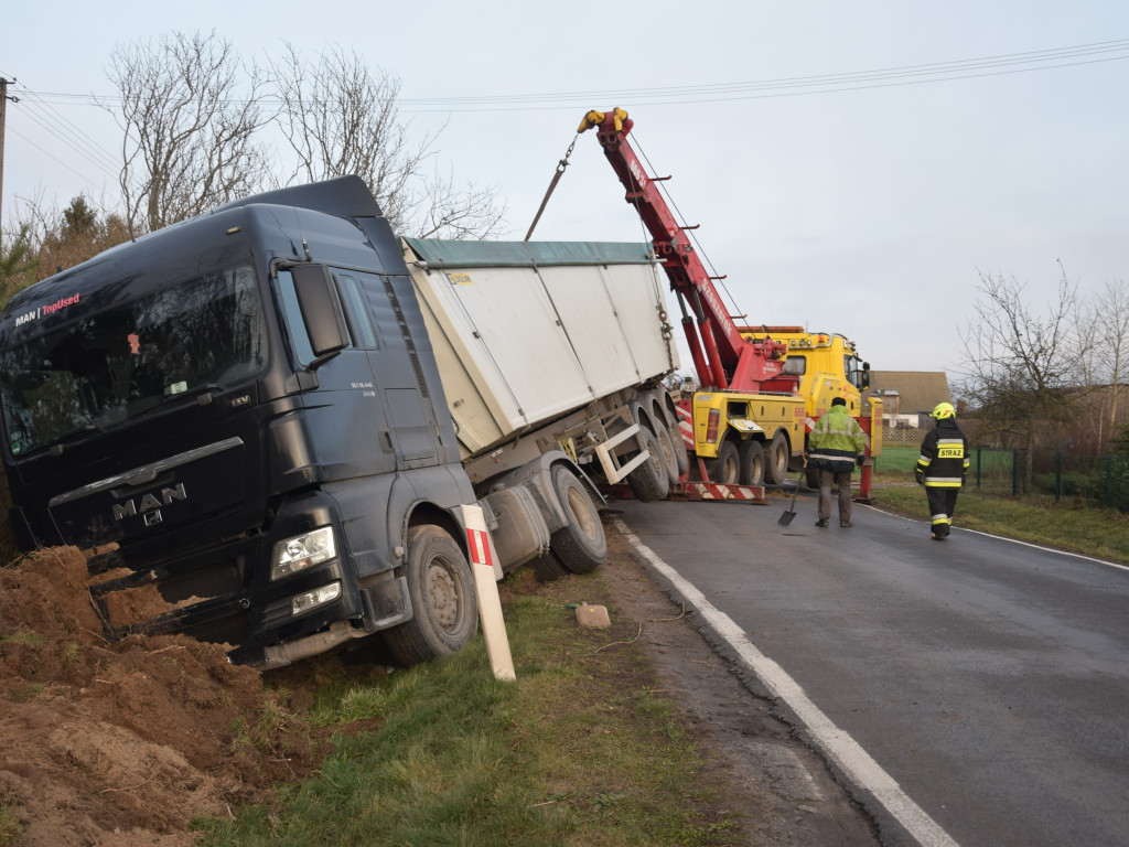 Ciężarówka wjechała do rowu. Droga wojewódzka zablokowana [Aktualizacja]