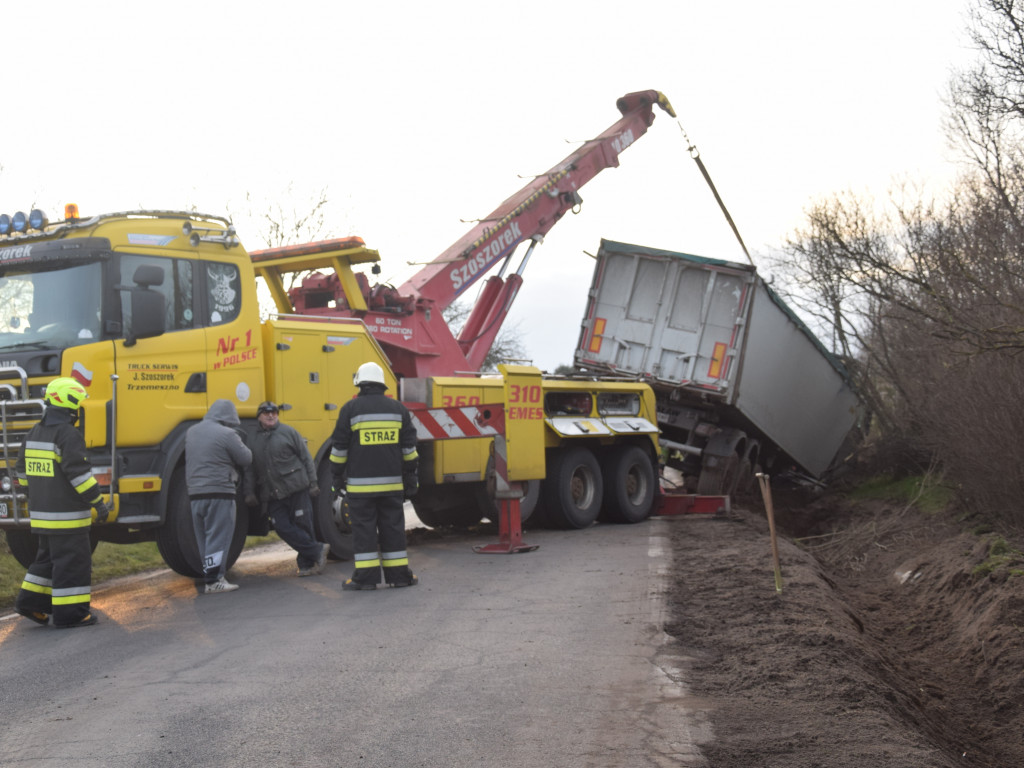 Ciężarówka wjechała do rowu. Droga wojewódzka zablokowana [Aktualizacja]