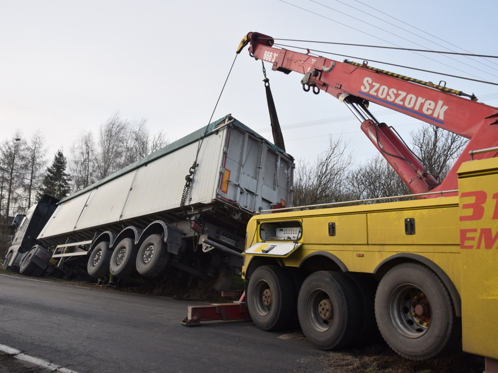 Ciężarówka wjechała do rowu. Droga wojewódzka zablokowana [Aktualizacja]