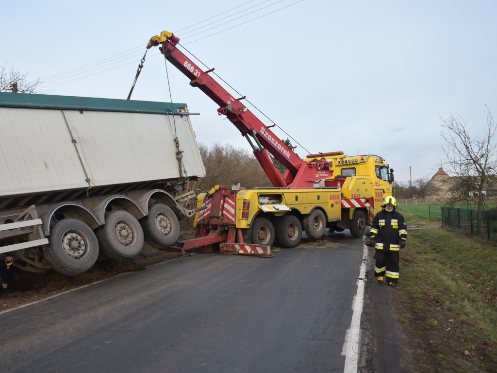 Ciężarówka wjechała do rowu. Droga wojewódzka zablokowana [Aktualizacja]