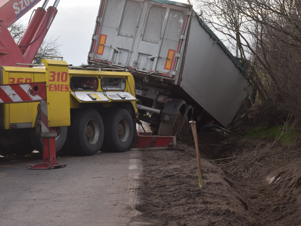 Ciężarówka wjechała do rowu. Droga wojewódzka zablokowana [Aktualizacja]