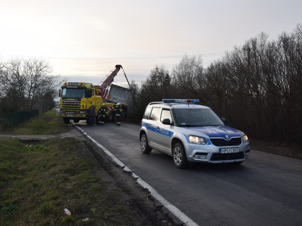 Ciężarówka wjechała do rowu. Droga wojewódzka zablokowana [Aktualizacja]