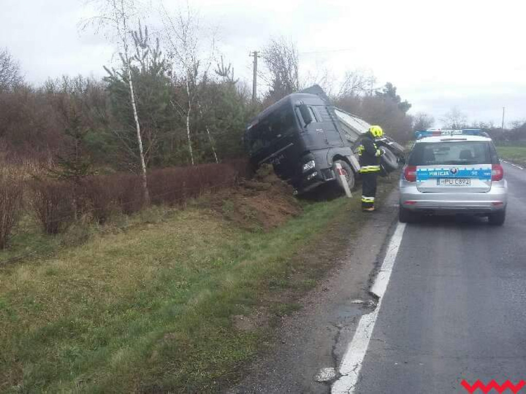 Ciężarówka wjechała do rowu. Droga wojewódzka zablokowana [Aktualizacja]