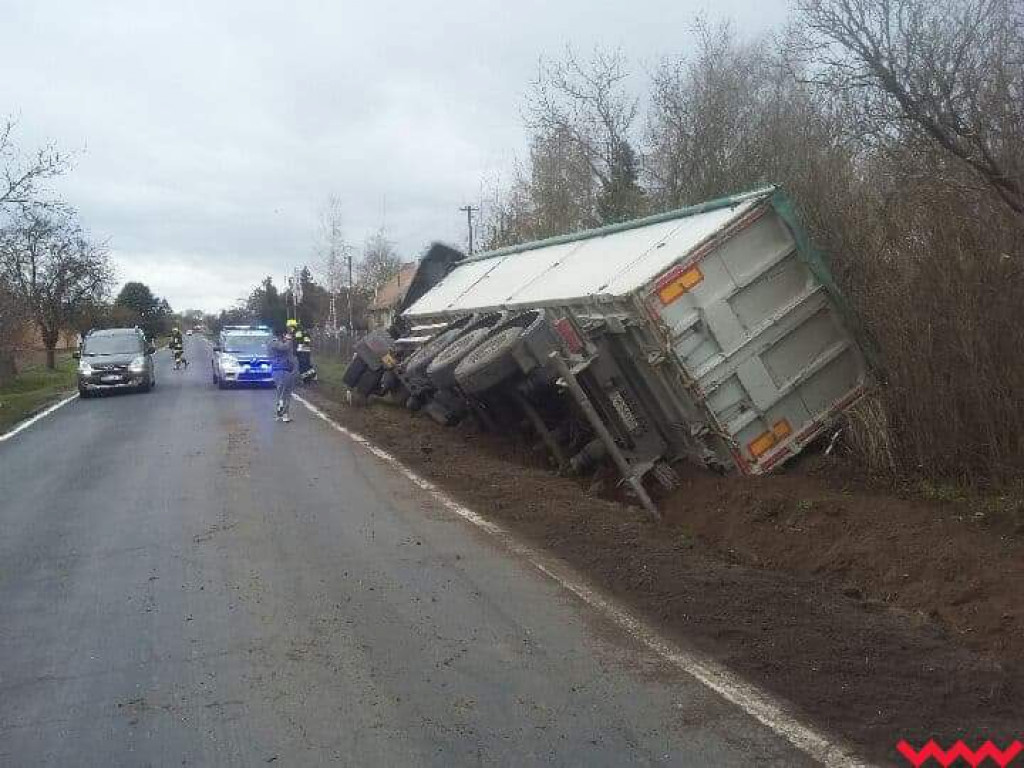 Ciężarówka wjechała do rowu. Droga wojewódzka zablokowana [Aktualizacja]
