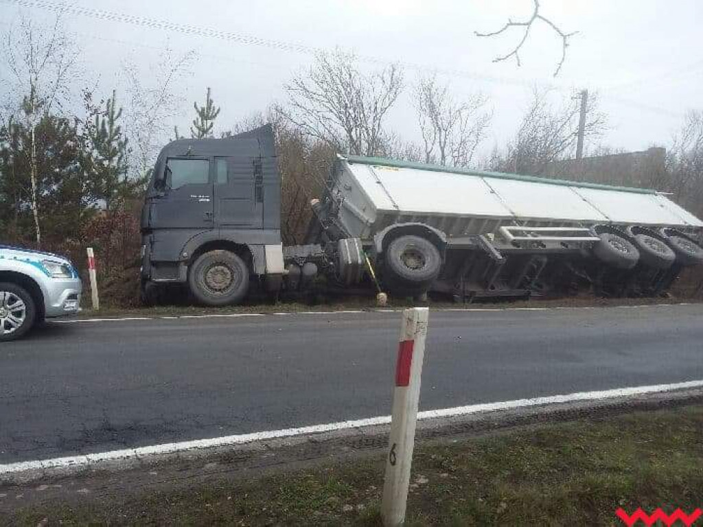 Ciężarówka wjechała do rowu. Droga wojewódzka zablokowana [Aktualizacja]