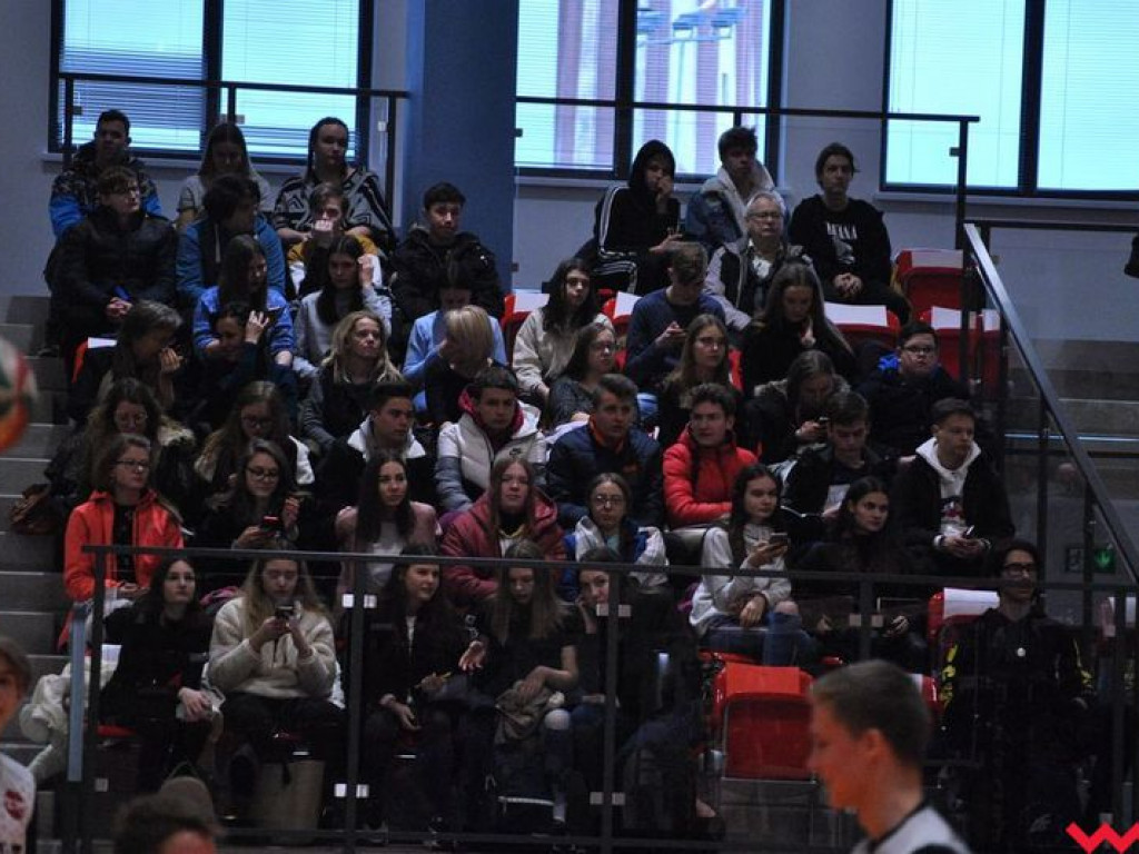 Hala wypełniona po brzegi. Historyczny mecz w pięknej, nowo oddanej do użytku hali sportowej