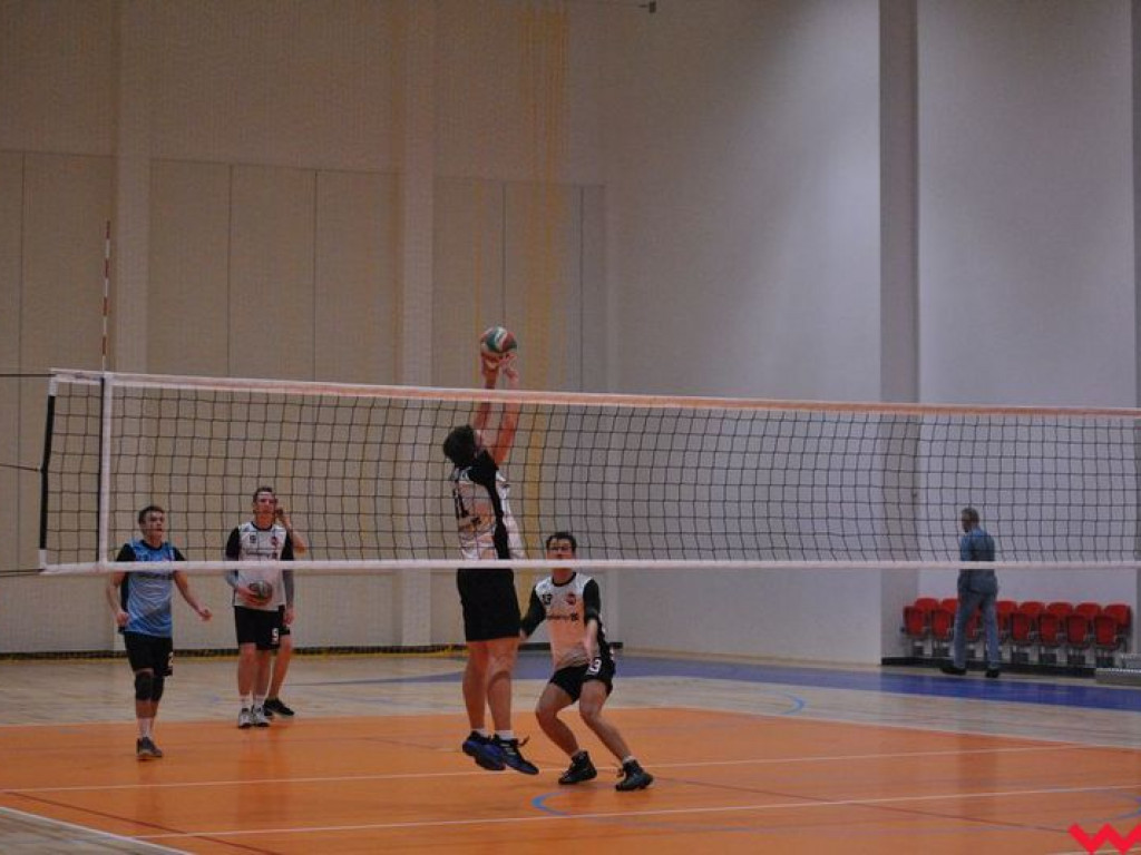 Hala wypełniona po brzegi. Historyczny mecz w pięknej, nowo oddanej do użytku hali sportowej