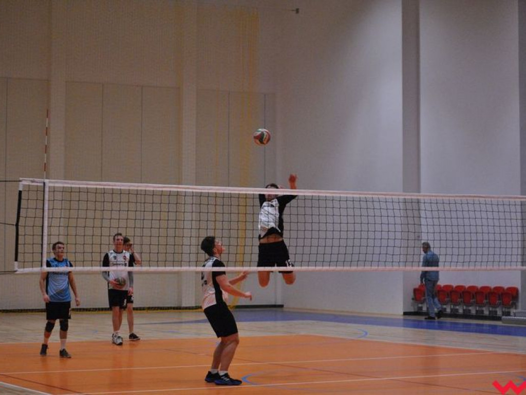 Hala wypełniona po brzegi. Historyczny mecz w pięknej, nowo oddanej do użytku hali sportowej