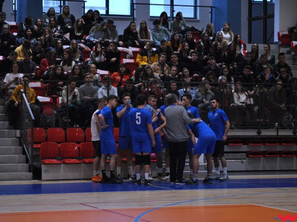 Hala wypełniona po brzegi. Historyczny mecz w pięknej, nowo oddanej do użytku hali sportowej