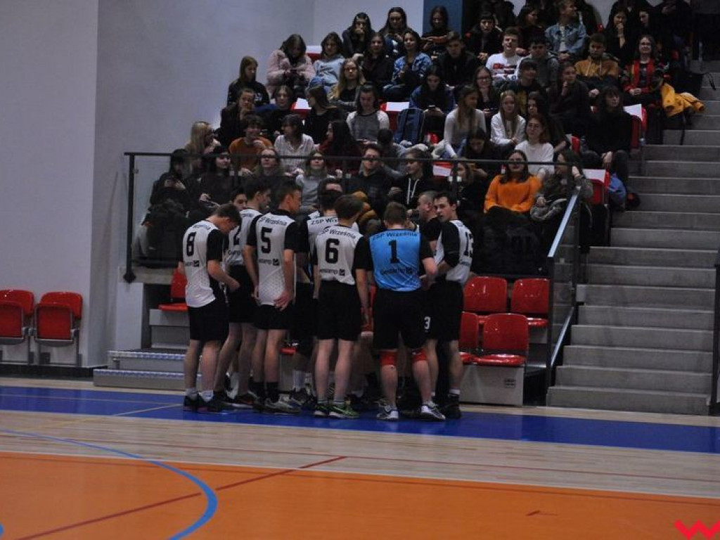 Hala wypełniona po brzegi. Historyczny mecz w pięknej, nowo oddanej do użytku hali sportowej