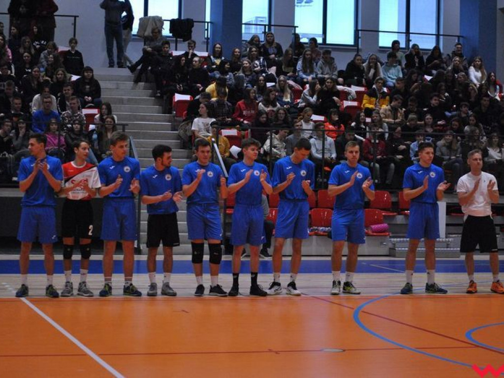 Hala wypełniona po brzegi. Historyczny mecz w pięknej, nowo oddanej do użytku hali sportowej