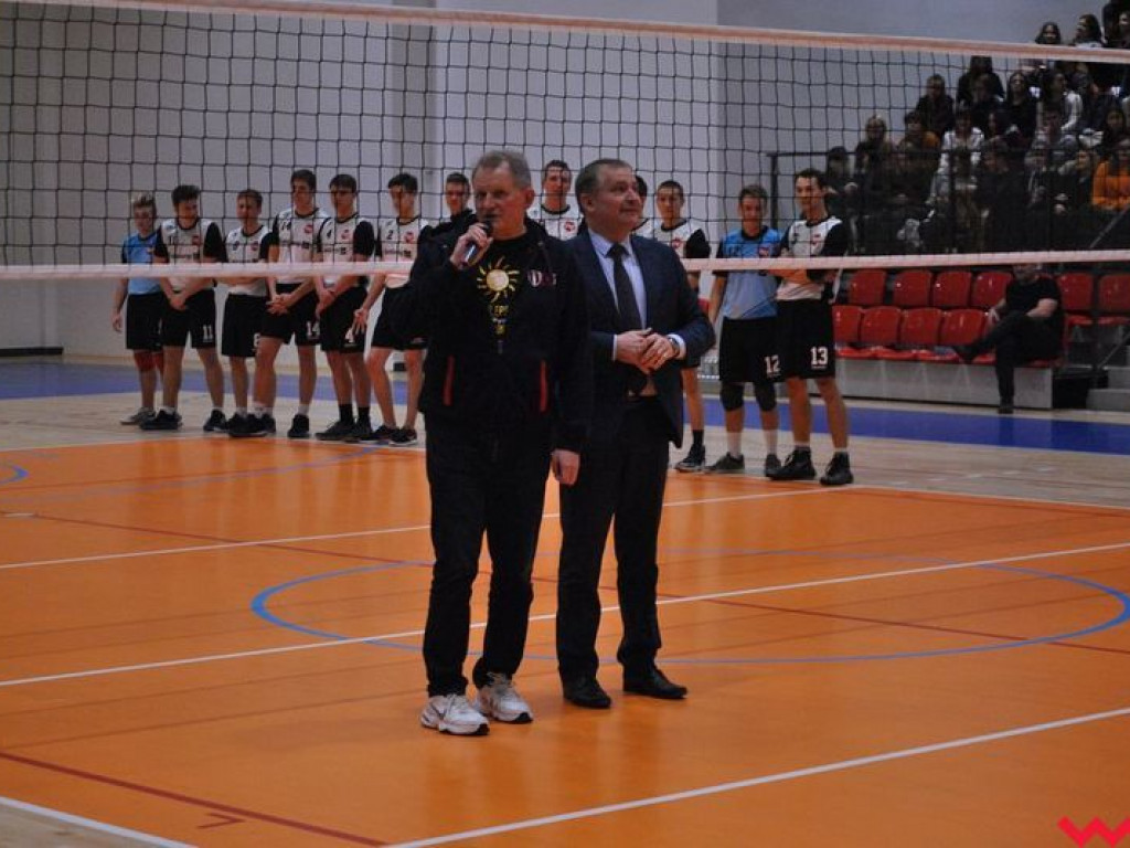 Hala wypełniona po brzegi. Historyczny mecz w pięknej, nowo oddanej do użytku hali sportowej