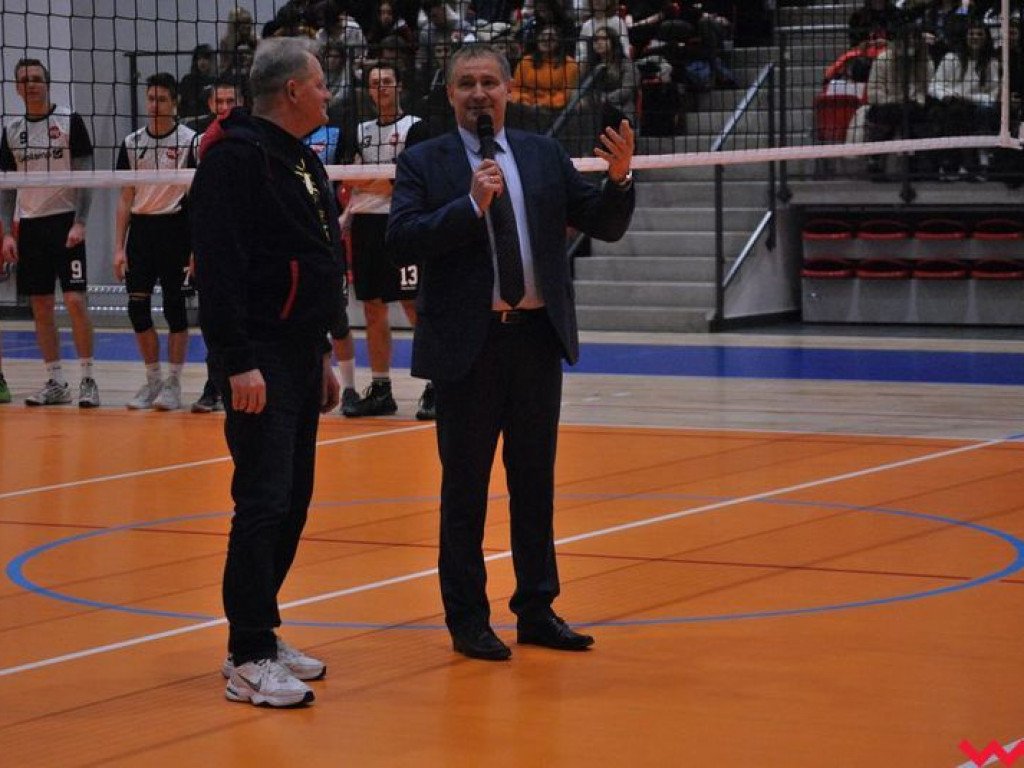 Hala wypełniona po brzegi. Historyczny mecz w pięknej, nowo oddanej do użytku hali sportowej