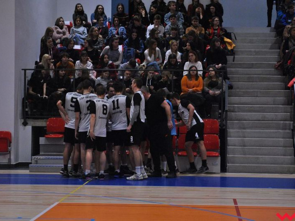 Hala wypełniona po brzegi. Historyczny mecz w pięknej, nowo oddanej do użytku hali sportowej