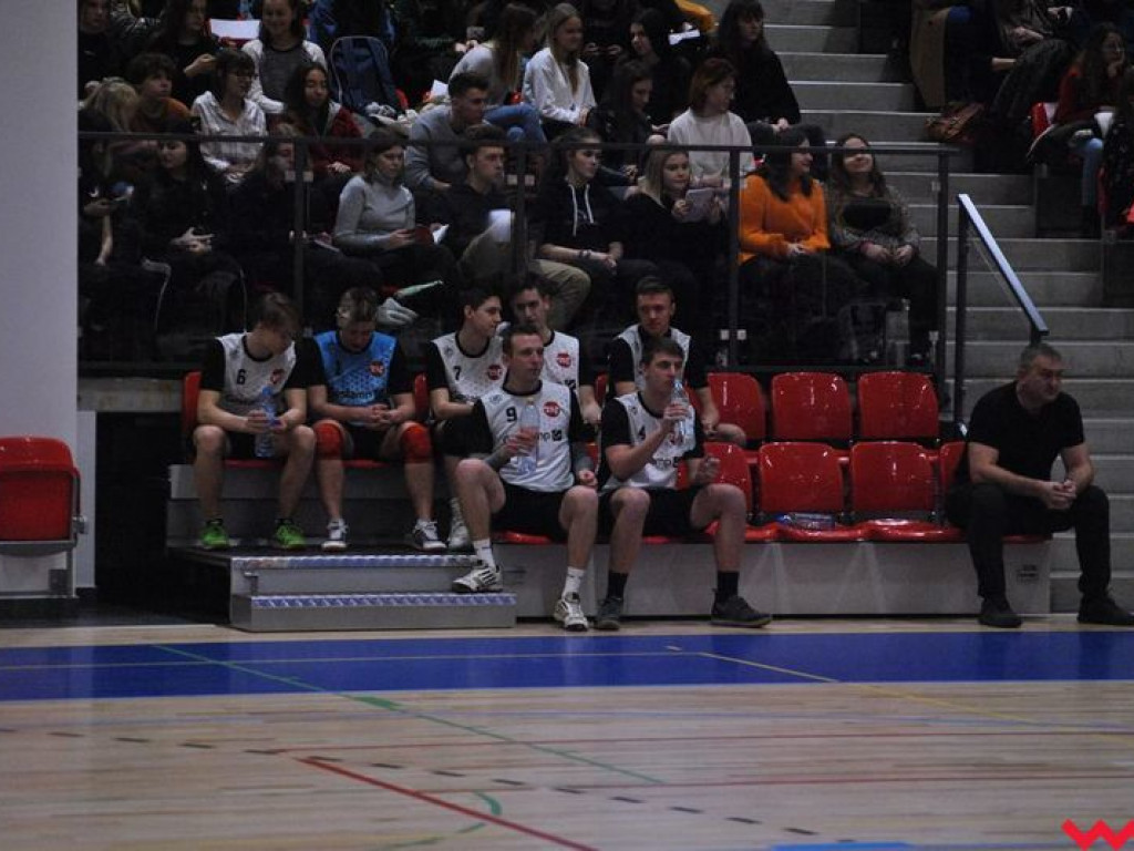 Hala wypełniona po brzegi. Historyczny mecz w pięknej, nowo oddanej do użytku hali sportowej