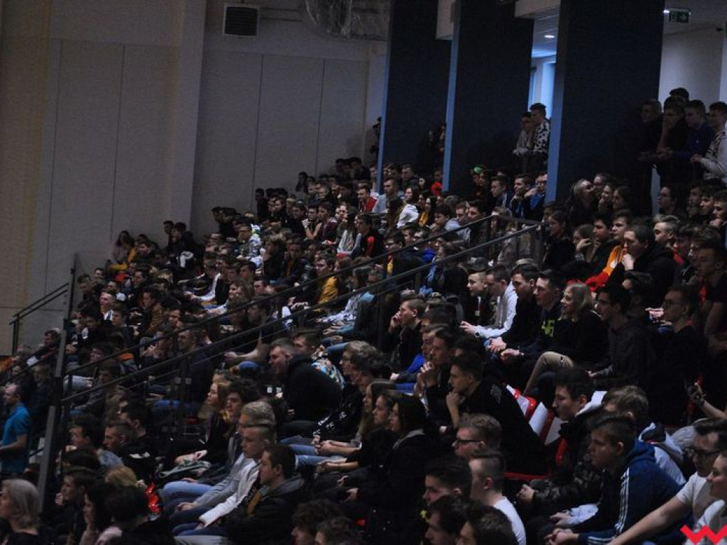 Hala wypełniona po brzegi. Historyczny mecz w pięknej, nowo oddanej do użytku hali sportowej