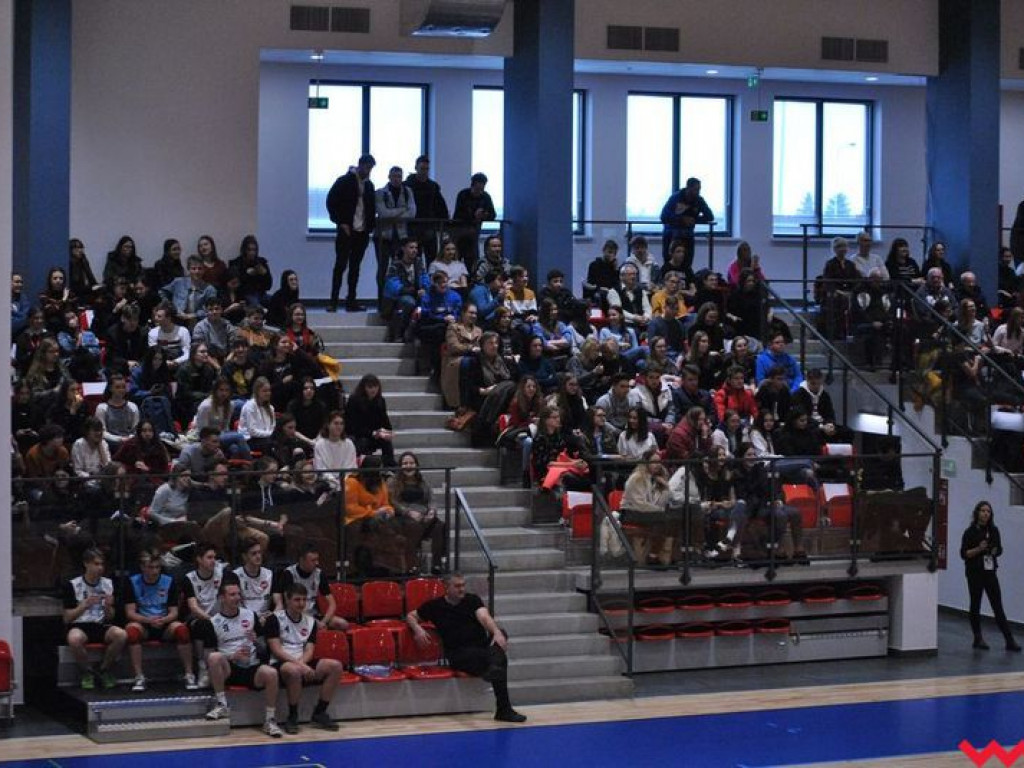 Hala wypełniona po brzegi. Historyczny mecz w pięknej, nowo oddanej do użytku hali sportowej