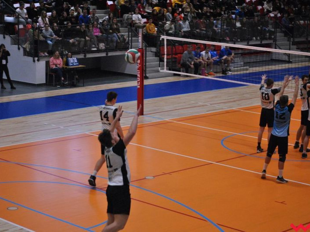 Hala wypełniona po brzegi. Historyczny mecz w pięknej, nowo oddanej do użytku hali sportowej