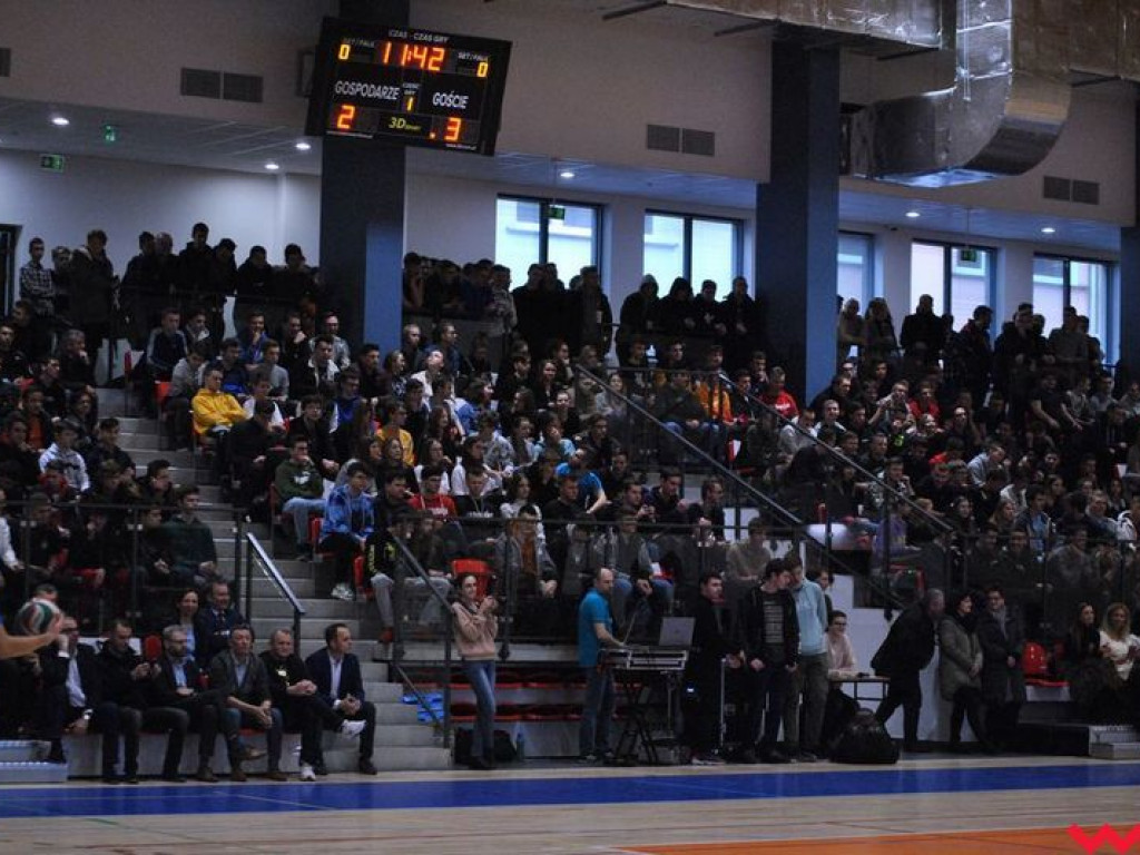 Hala wypełniona po brzegi. Historyczny mecz w pięknej, nowo oddanej do użytku hali sportowej