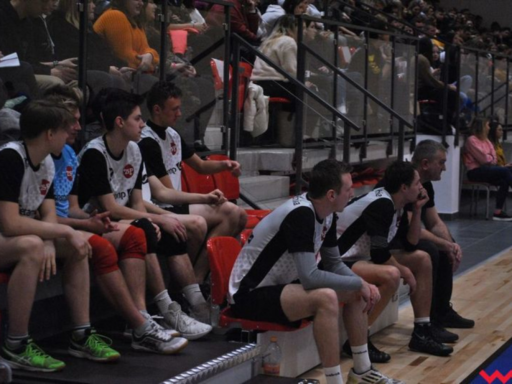 Hala wypełniona po brzegi. Historyczny mecz w pięknej, nowo oddanej do użytku hali sportowej