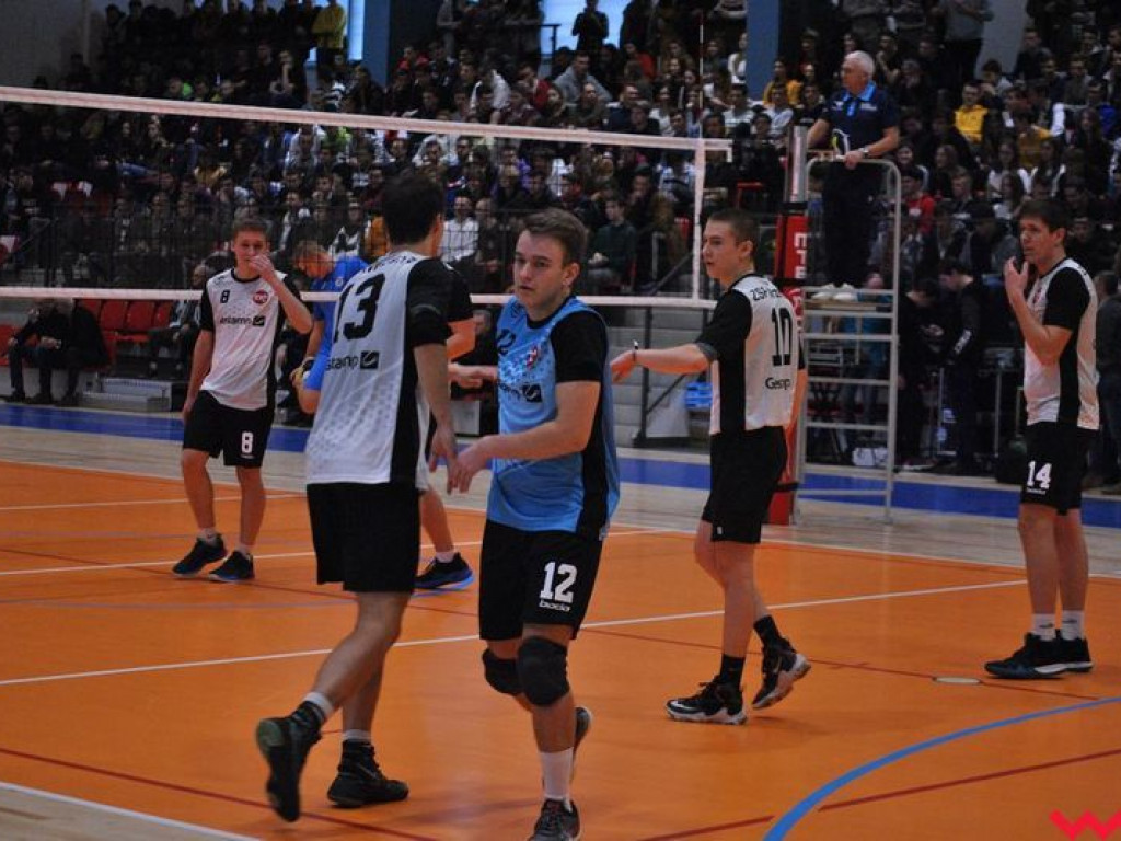 Hala wypełniona po brzegi. Historyczny mecz w pięknej, nowo oddanej do użytku hali sportowej