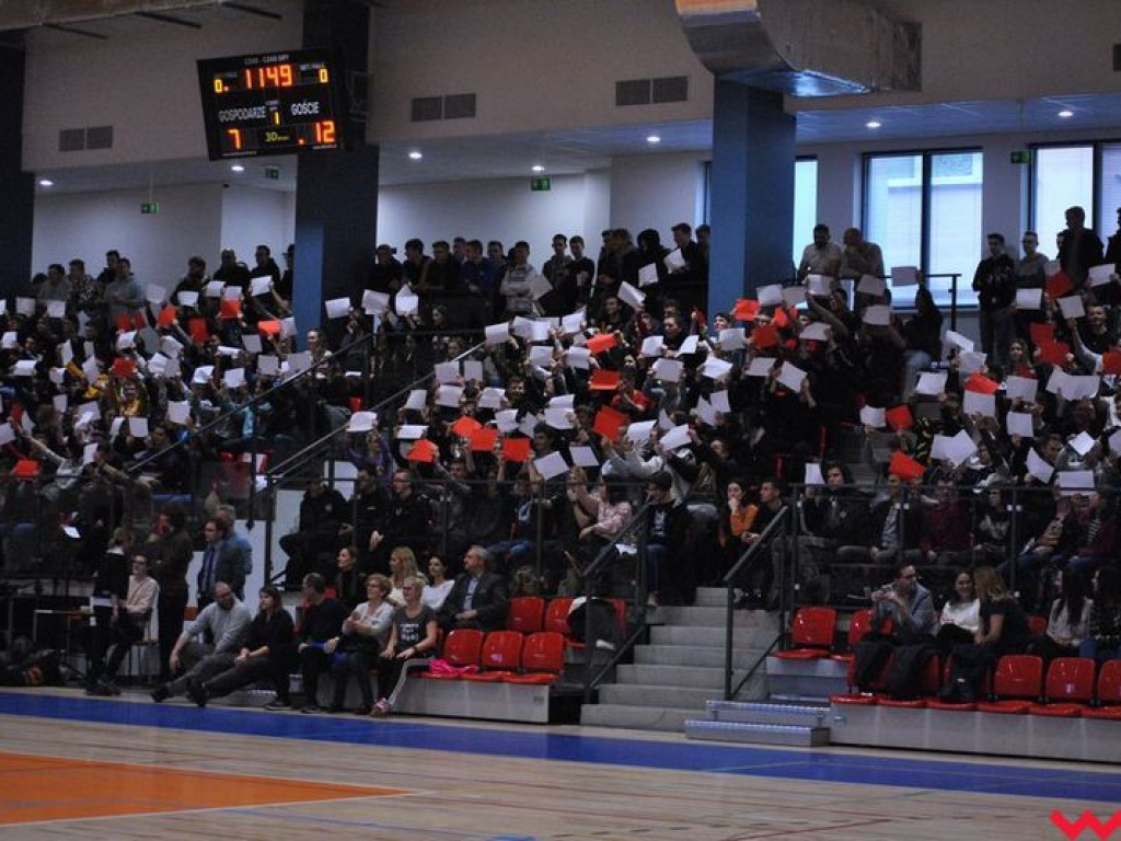 Hala wypełniona po brzegi. Historyczny mecz w pięknej, nowo oddanej do użytku hali sportowej