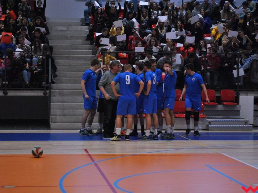 Hala wypełniona po brzegi. Historyczny mecz w pięknej, nowo oddanej do użytku hali sportowej