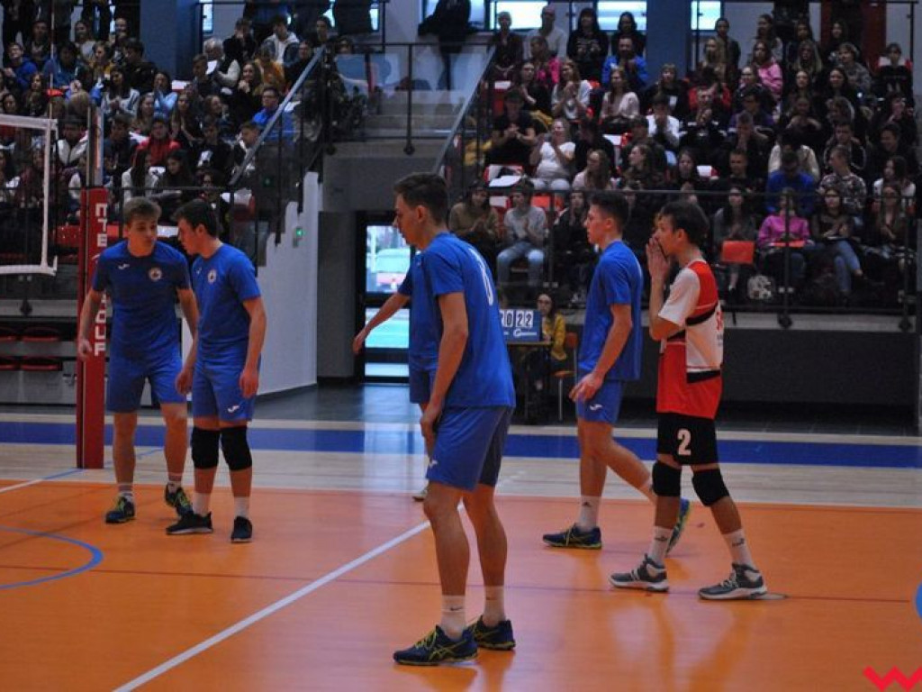 Hala wypełniona po brzegi. Historyczny mecz w pięknej, nowo oddanej do użytku hali sportowej