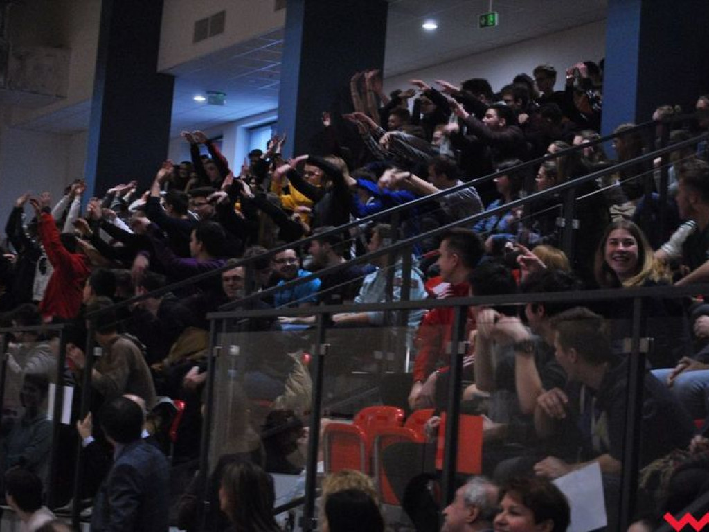 Hala wypełniona po brzegi. Historyczny mecz w pięknej, nowo oddanej do użytku hali sportowej