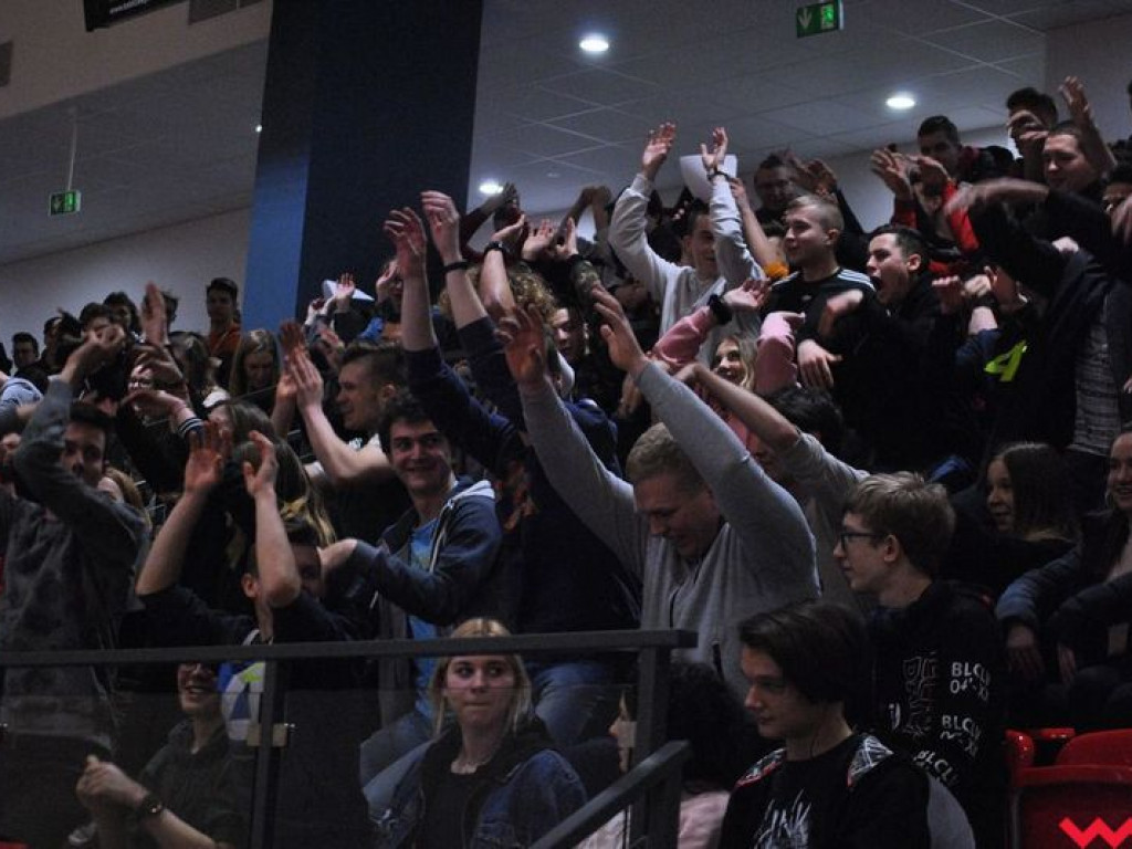 Hala wypełniona po brzegi. Historyczny mecz w pięknej, nowo oddanej do użytku hali sportowej