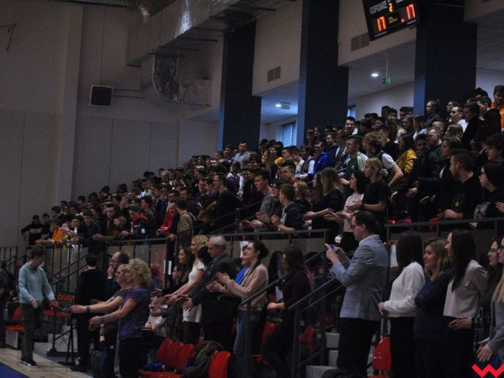 Hala wypełniona po brzegi. Historyczny mecz w pięknej, nowo oddanej do użytku hali sportowej