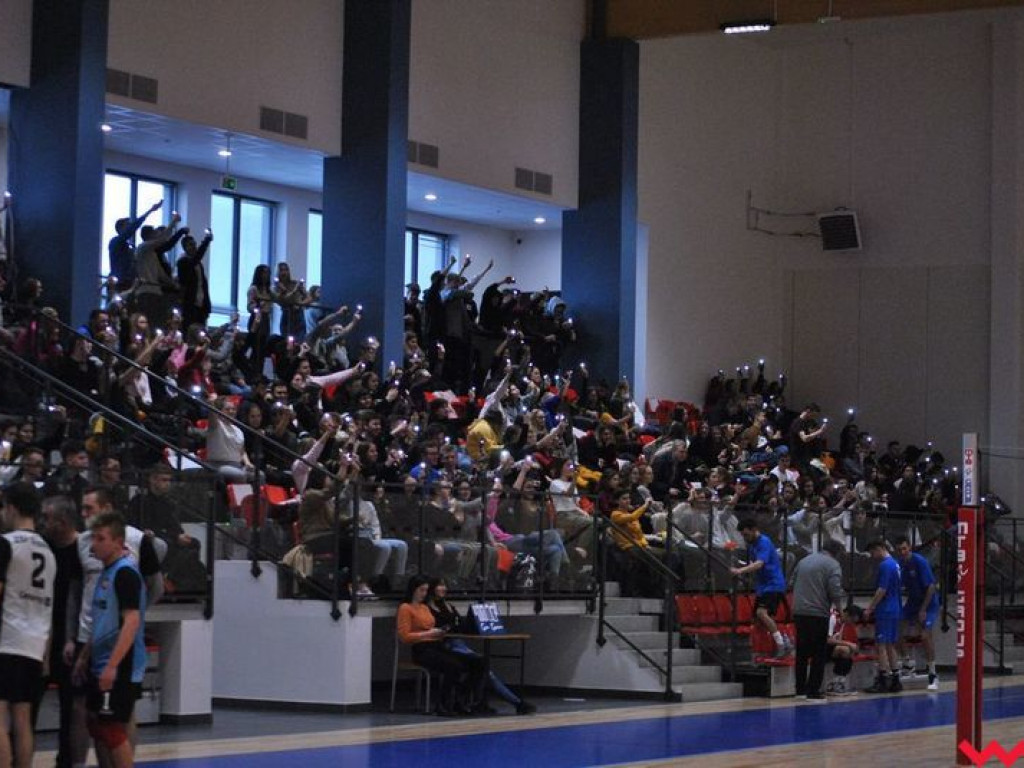 Hala wypełniona po brzegi. Historyczny mecz w pięknej, nowo oddanej do użytku hali sportowej