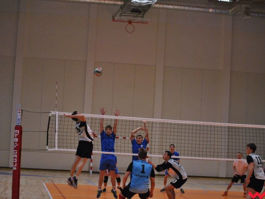 Hala wypełniona po brzegi. Historyczny mecz w pięknej, nowo oddanej do użytku hali sportowej