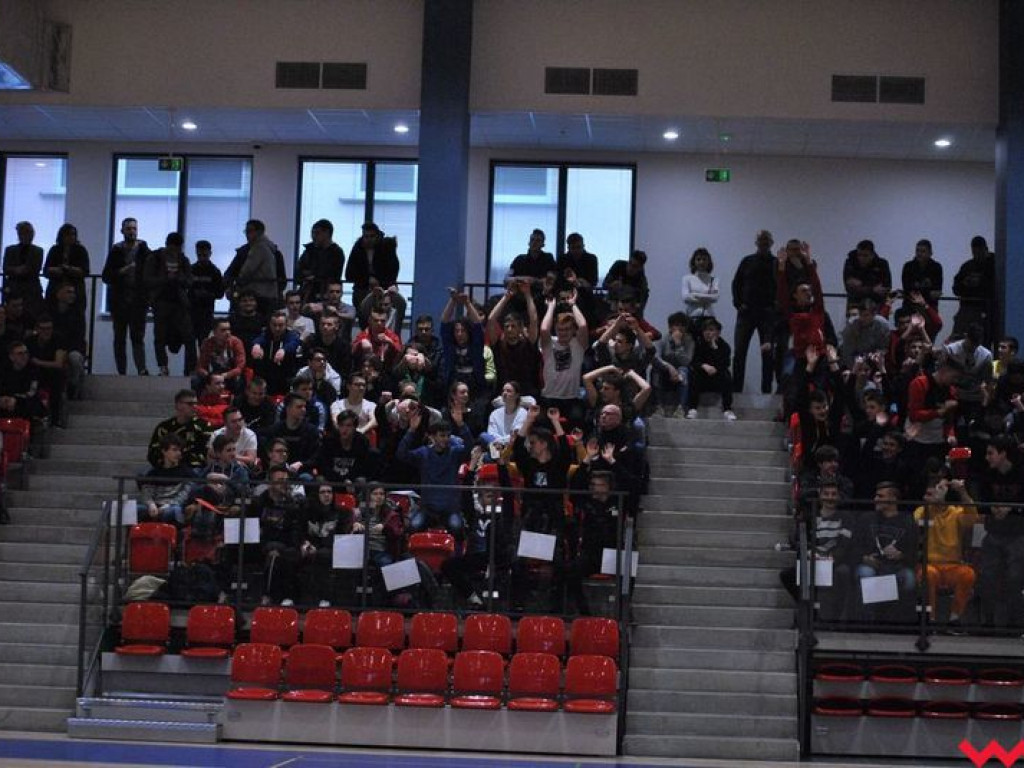 Hala wypełniona po brzegi. Historyczny mecz w pięknej, nowo oddanej do użytku hali sportowej