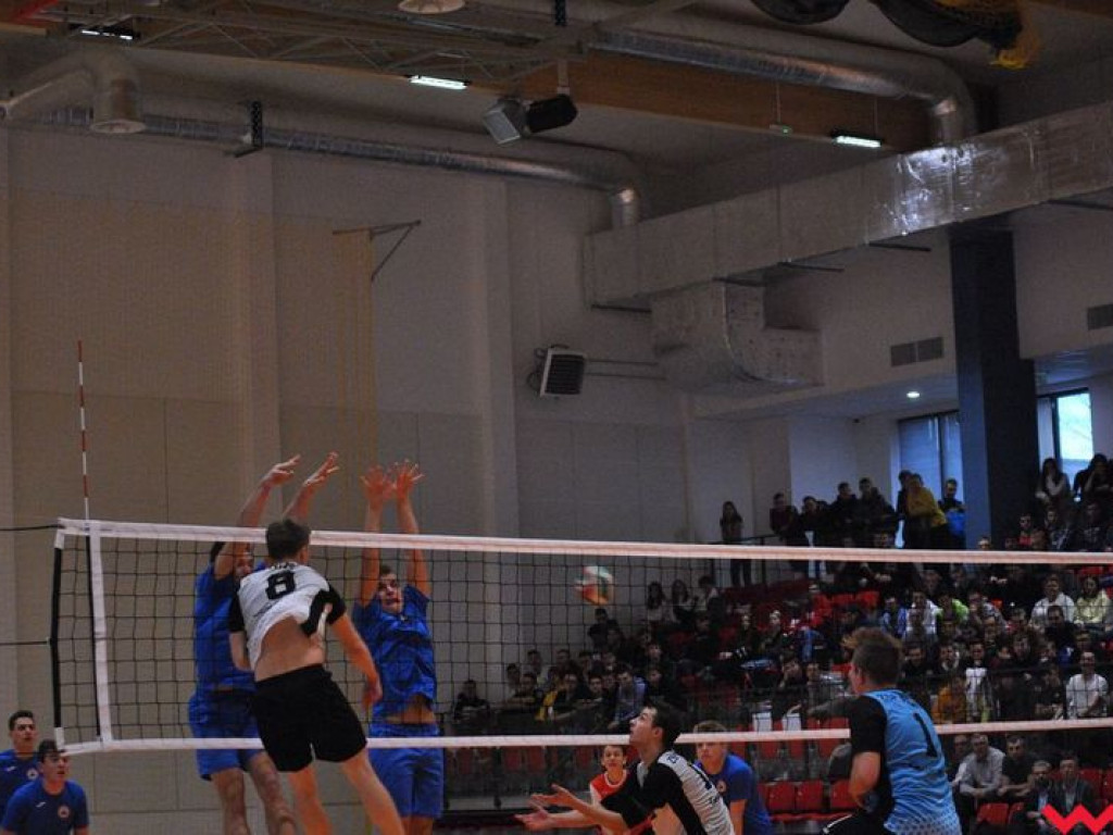 Hala wypełniona po brzegi. Historyczny mecz w pięknej, nowo oddanej do użytku hali sportowej