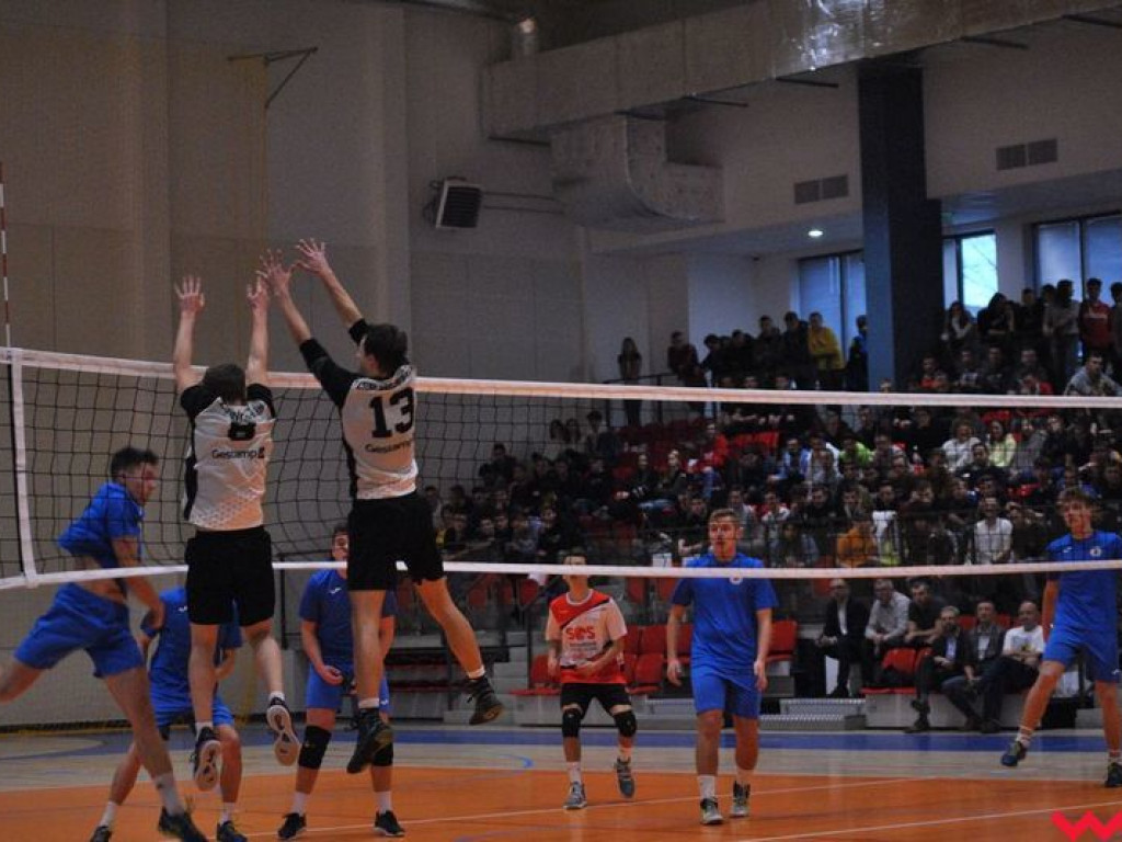 Hala wypełniona po brzegi. Historyczny mecz w pięknej, nowo oddanej do użytku hali sportowej