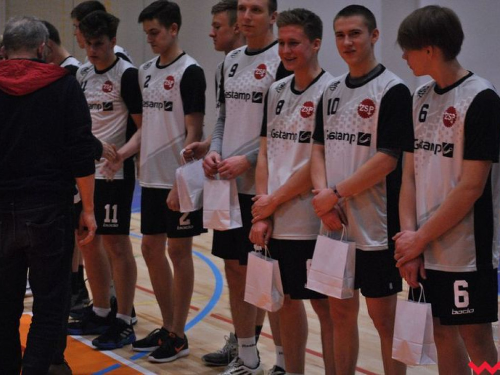 Hala wypełniona po brzegi. Historyczny mecz w pięknej, nowo oddanej do użytku hali sportowej