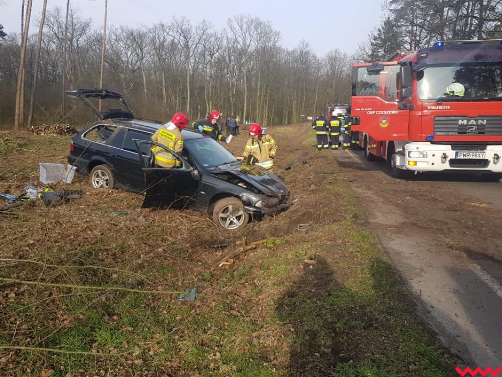 BMW na zakręcie wypadło z drogi i dachowało. Kierowca był pijany w sztok