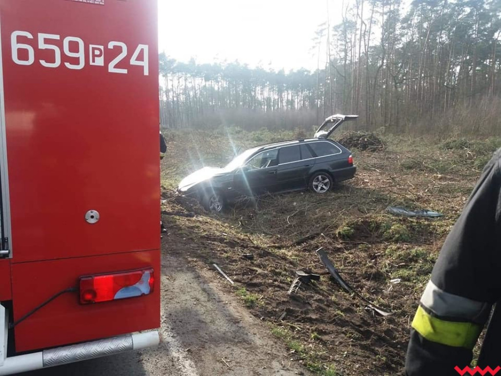 BMW na zakręcie wypadło z drogi i dachowało. Kierowca był pijany w sztok