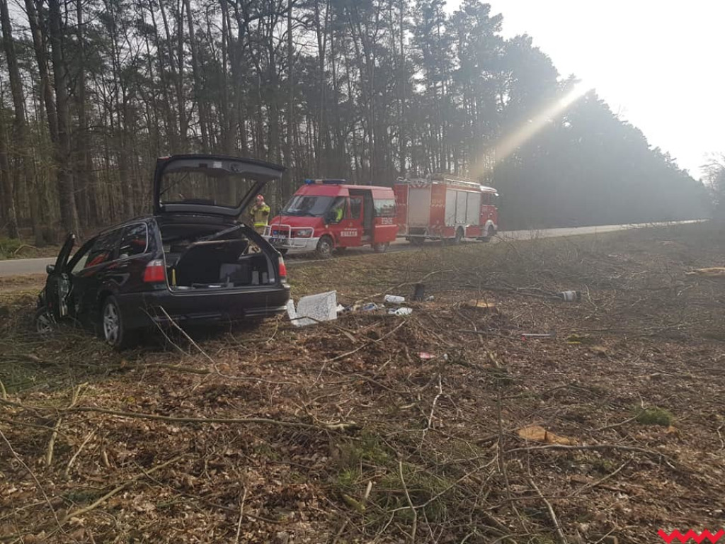 BMW na zakręcie wypadło z drogi i dachowało. Kierowca był pijany w sztok